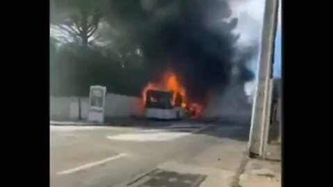 un autobus brûlé sur la route c'est grave