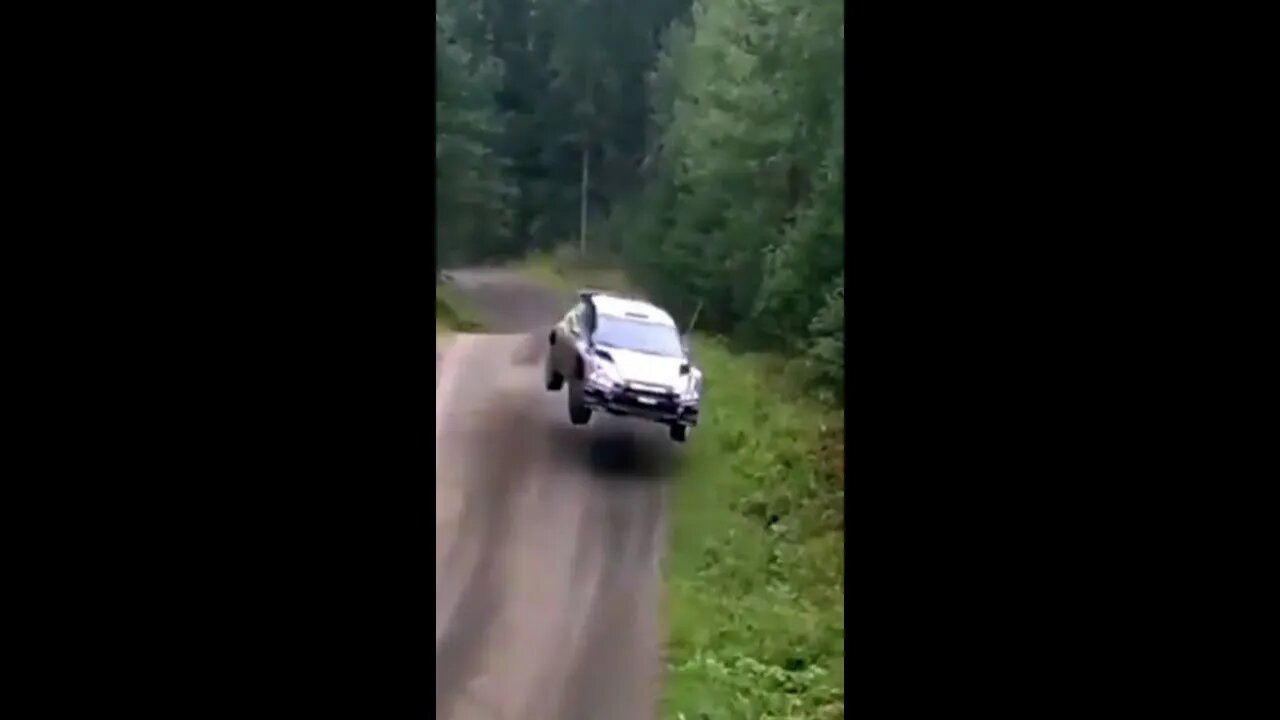 crash after big air, no problem, carries on, rally