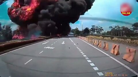 More footage from the downed aircraft in Kuala Lumpur, how lucky is this guy 🤯