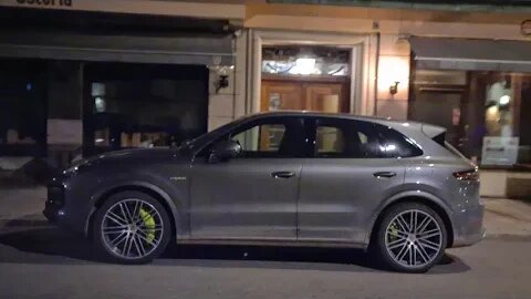 [8k] Porsche Cayenne Turbo S a Lamborghini Urus and BMW X5M dominator?