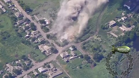 Massive explosion flattens house in the Svatovo-Kremenny direction