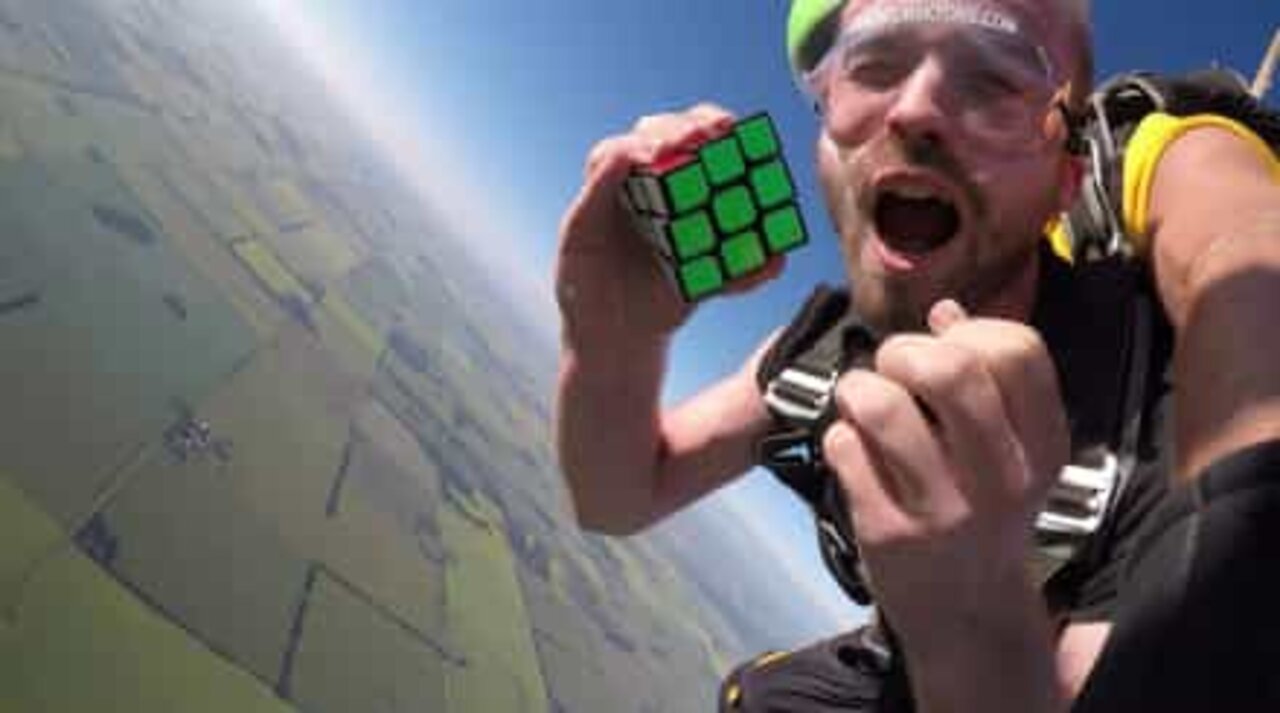 Mann løser en Rubiks kube mot alle odds