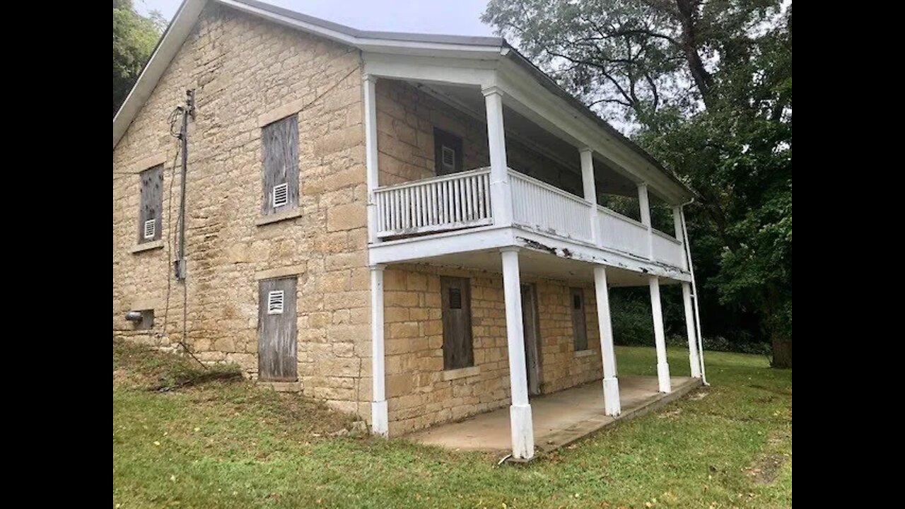 Abandon Farmhouse side of the Road