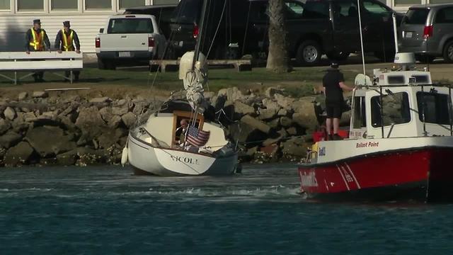 Runaway boat slams into rocks in docking attempt