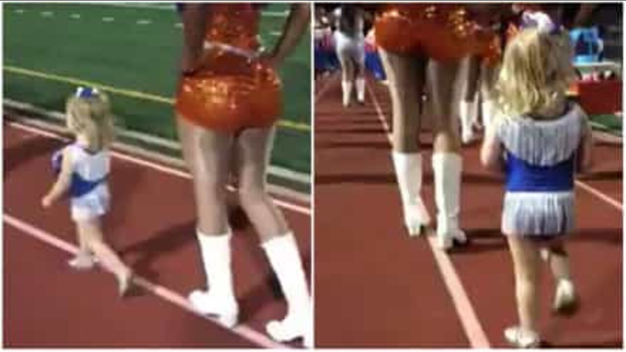 可愛い少女がショーの主役を盗んだ！