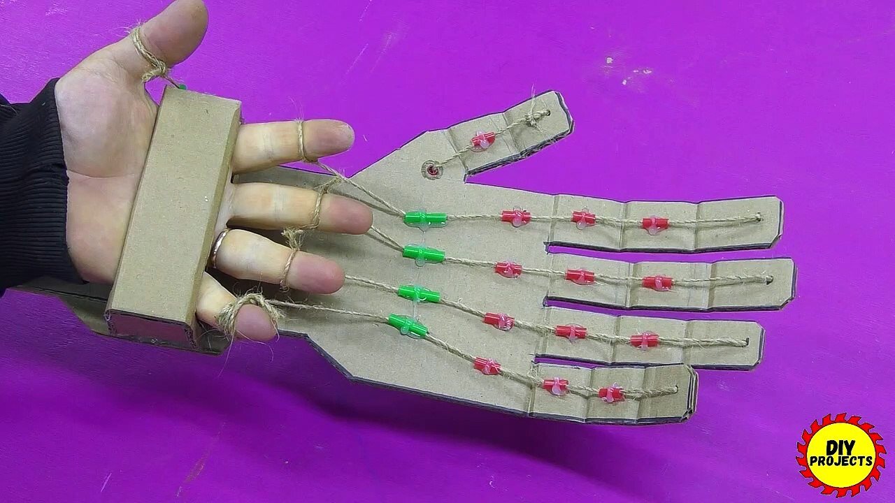 Do-it-yourself cyborg from cardboard ! Diy Robot