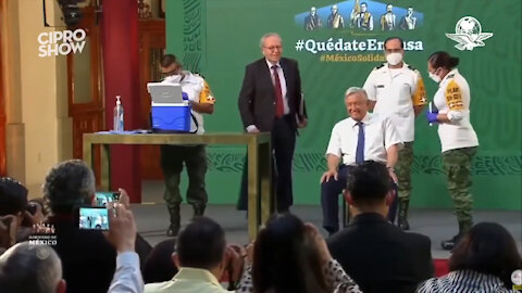 Presidente de México se pone la vacuna