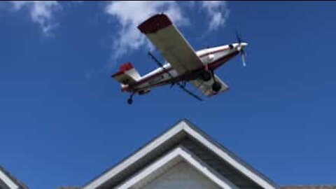 Cet avion a frôlé dangereusement une maison