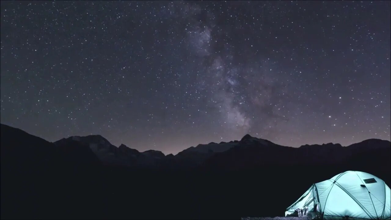 VÍDEO SEM DIREITOS AUTORAIS: Céu Noturno Estrelas Via Láctea Acampamento.