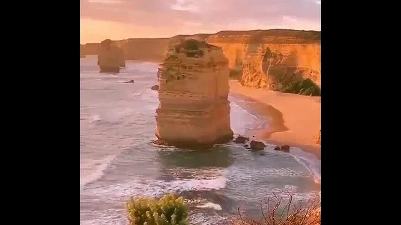 ⛰ The Twelve Apostles are a group of limestone cliffs off the coast of Port Campbell National Park.