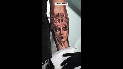 Unbelievable hand tattoo⚡♥️