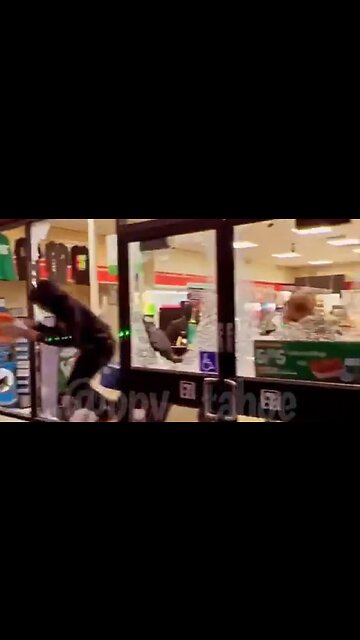 Mob Of Youths Ransack And Loot A 7-Eleven In Sacramento