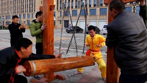 Shaolin Kung Fu : Don't try it yourself! "Iron Crotch Kung Fu" master shows skills