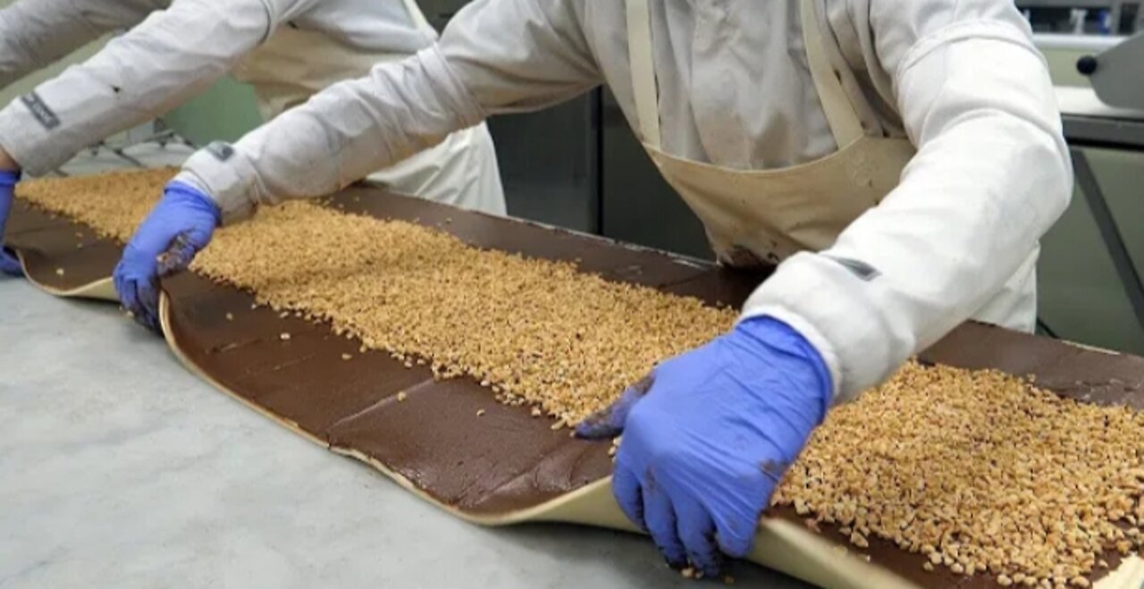 Making Nutella peanuts pastries coming way from Factory in Korea