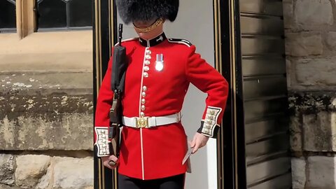 Welsh Guard Takes his knife (Bayonet) And puts it away #toweroflondon