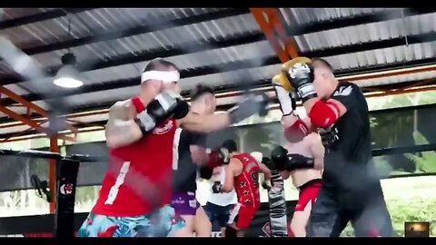 Alex Volkanovski out striking Petr Yan in spar
