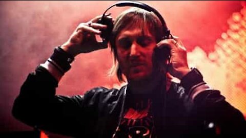 Jovens recriam êxito de David Guetta com sons aleatórios