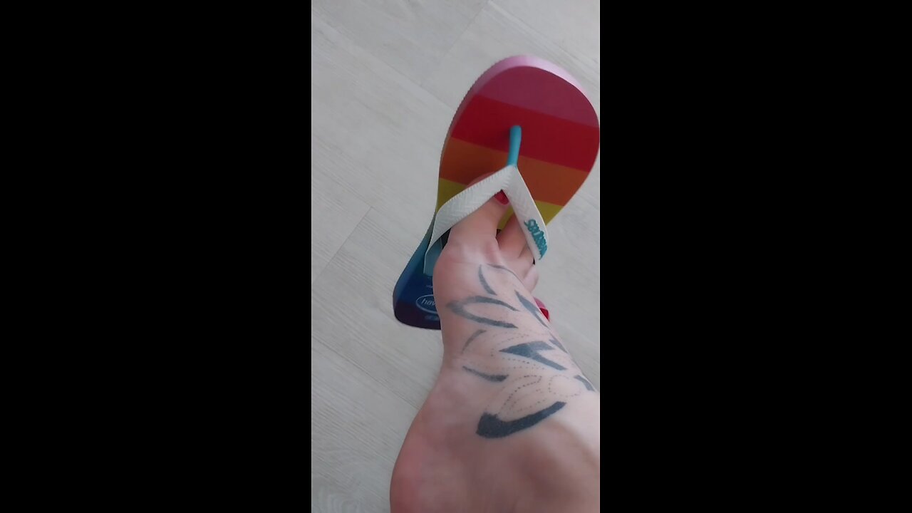Women Dangling Her Sexy Flip Flops & Showing Off Her Sexy Toes 👣