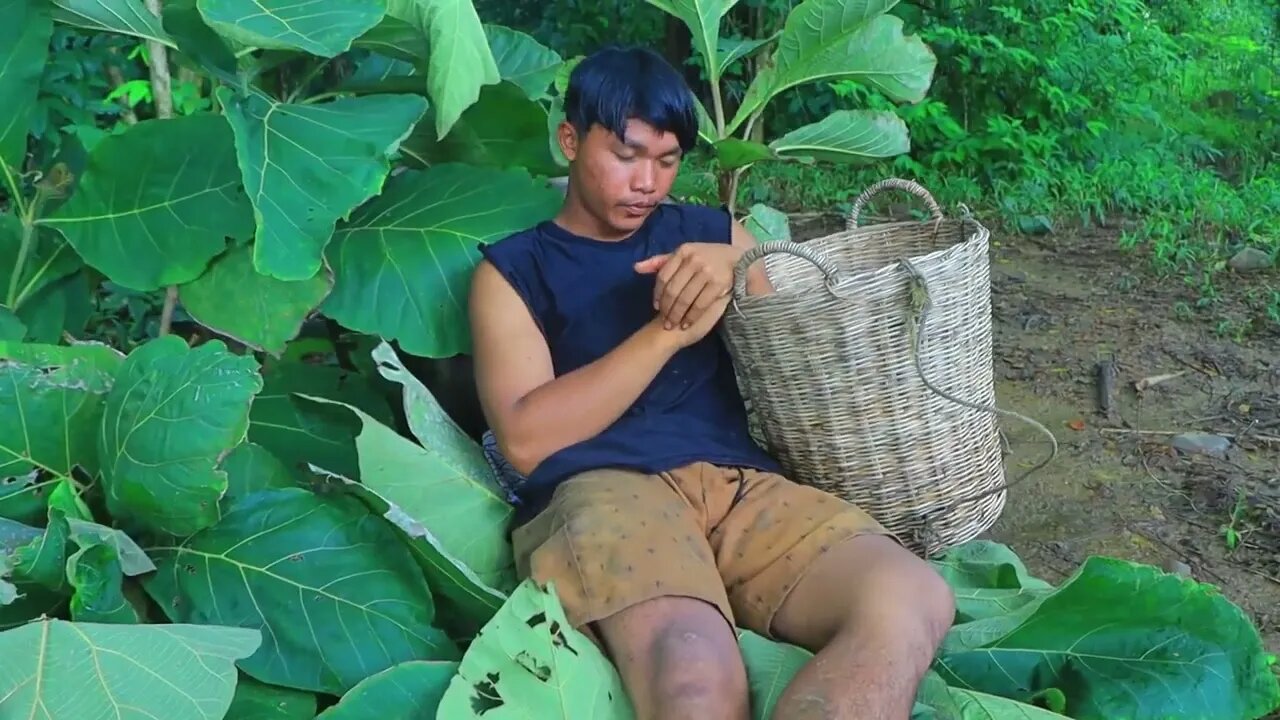 Jungle my life | Sleeping Man and met crocodile | Cook crocodile eggs with banana for Eating-4