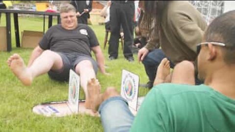 Campeonato Mundial de luta de dedos dos pés acontece em Inglaterra