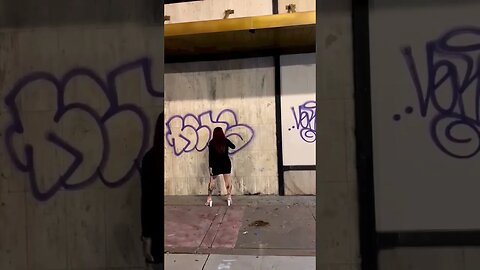 GIRL DOES A MAD GRAFFITI THROWIE 👀🔥 #graffiti #graffitiart #shorts