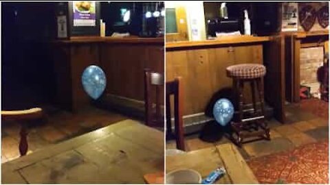 Fantasma gioca con un palloncino in un bar