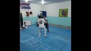 Como treinar chutes com aparadores na Capoeira