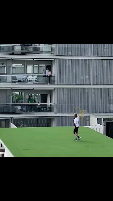 These Spaniards are playing games from their balcony during the quarantine