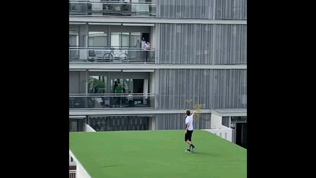 These Spaniards are playing games from their balcony during the quarantine