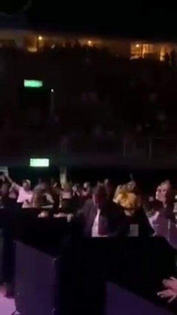 Eduardo Paes, Prefeito do RJ, é flagrado em show sem máscara e aglomerado