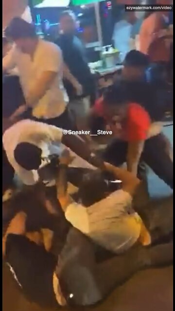 Fight Outside Nashville Bar💣