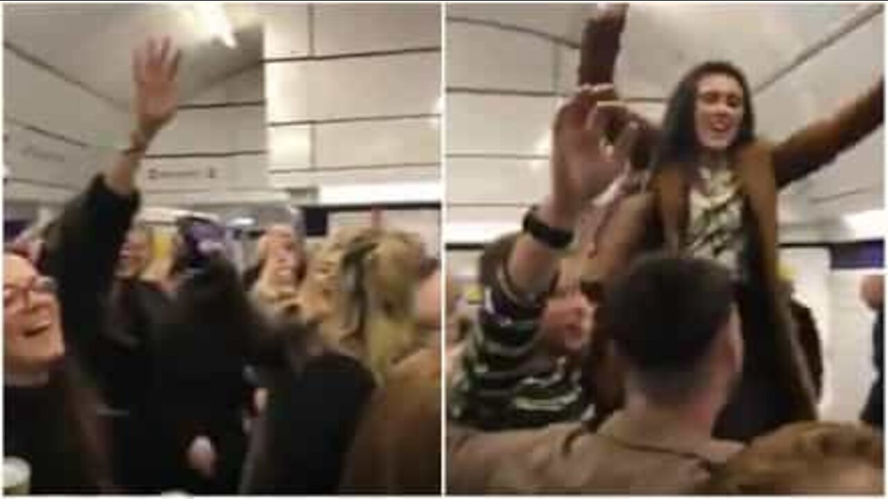 La foule chante à l'unisson dans le métro de Londres