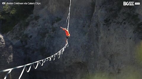 Atleta de highline faz acrobacia incrível a 100 metros de altura