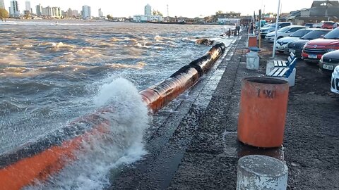 Temperatura cai no Sul e maré alta e agitada no mar e na barra de Imbé e Tramandaí/RS