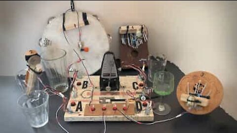 Il fait de la musique avec un métronome et plusieurs verres d'eau