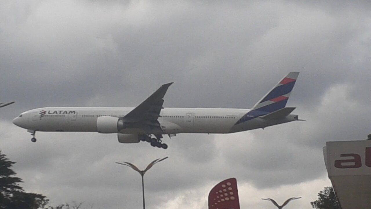 Boeing 777-300ER PT-MAC on final approach before to land in Manaus coming from Guarulhos