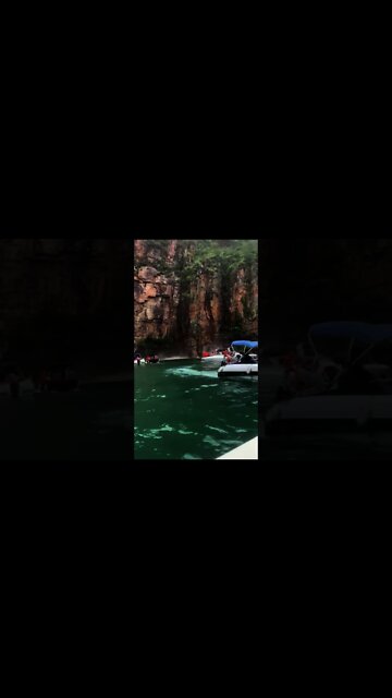 A WALL OF ROCK FELL ON BOATERS IN BRAZIL LAKE