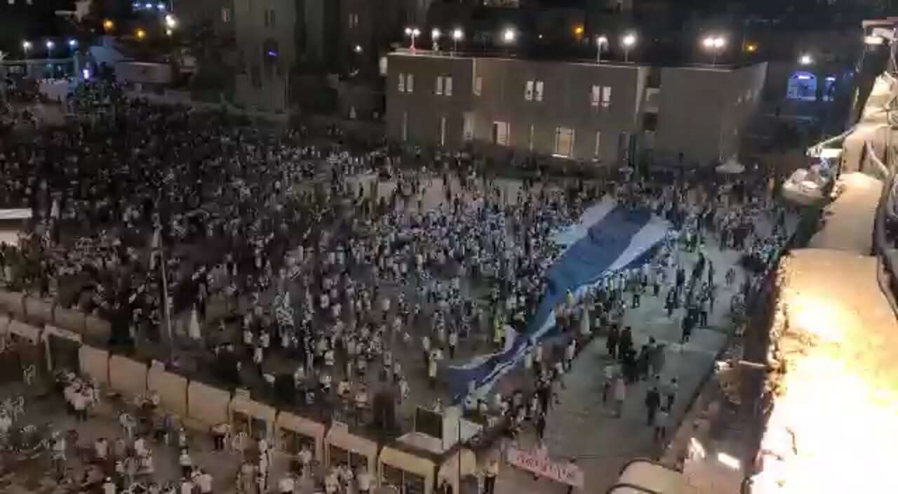 Awesome Jerusalem Day celebration at the Western Wall of Temple Mount