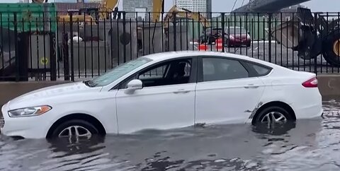 Una fuerte Tormenta con vientos y lluvia inunda Nueva York