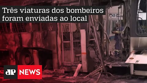 Incêndio em ônibus bloqueia Avenida Rebouças em São Paulo