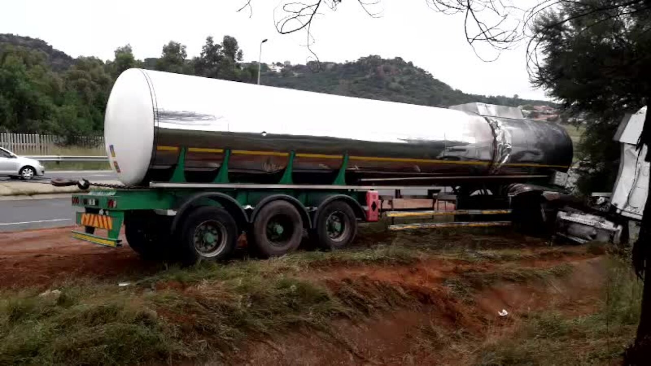 SOUTH AFRICA - Johannesburg - Tanker recovery on highway (Video) (H9K)