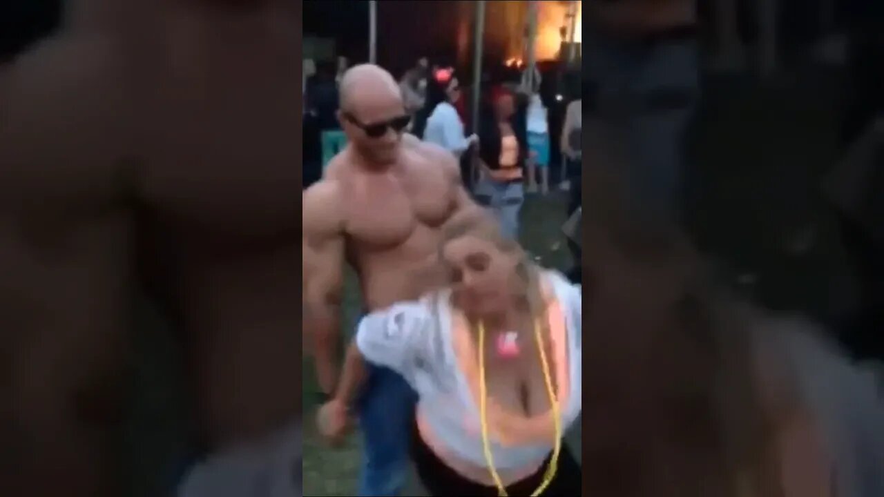 Grinding up the wrong Tree𤣠#nonsense #zoobox #shorts #reddit #concert #gay #grind