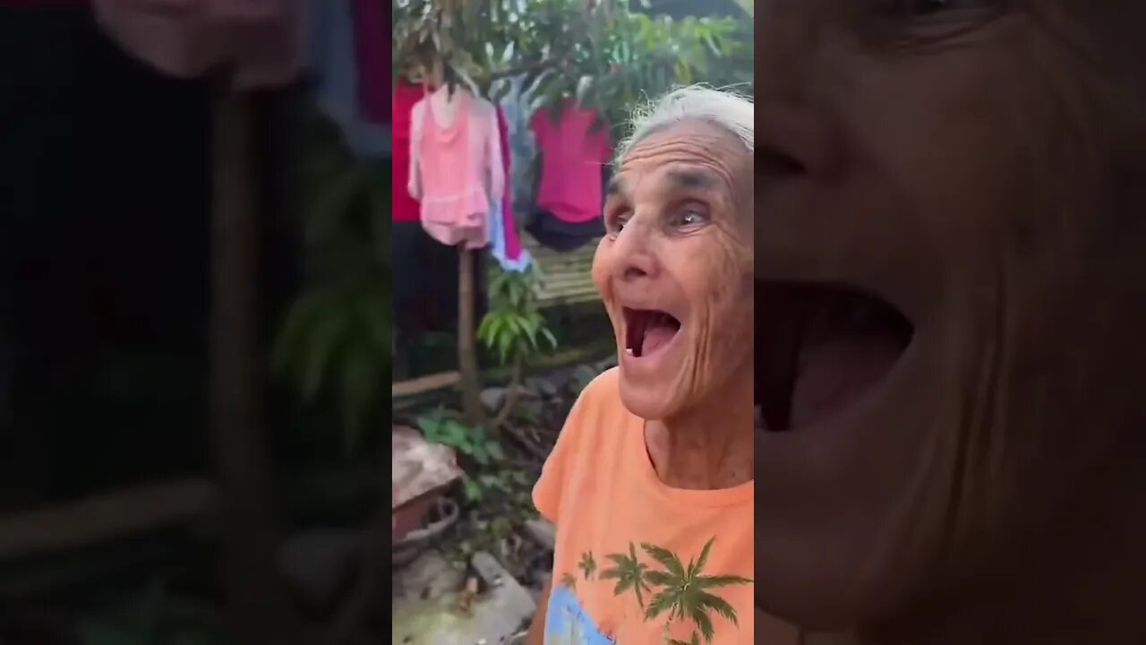 Blessed this grandma while lost in El Salvador! | Full Stories on my IG MurphsLife