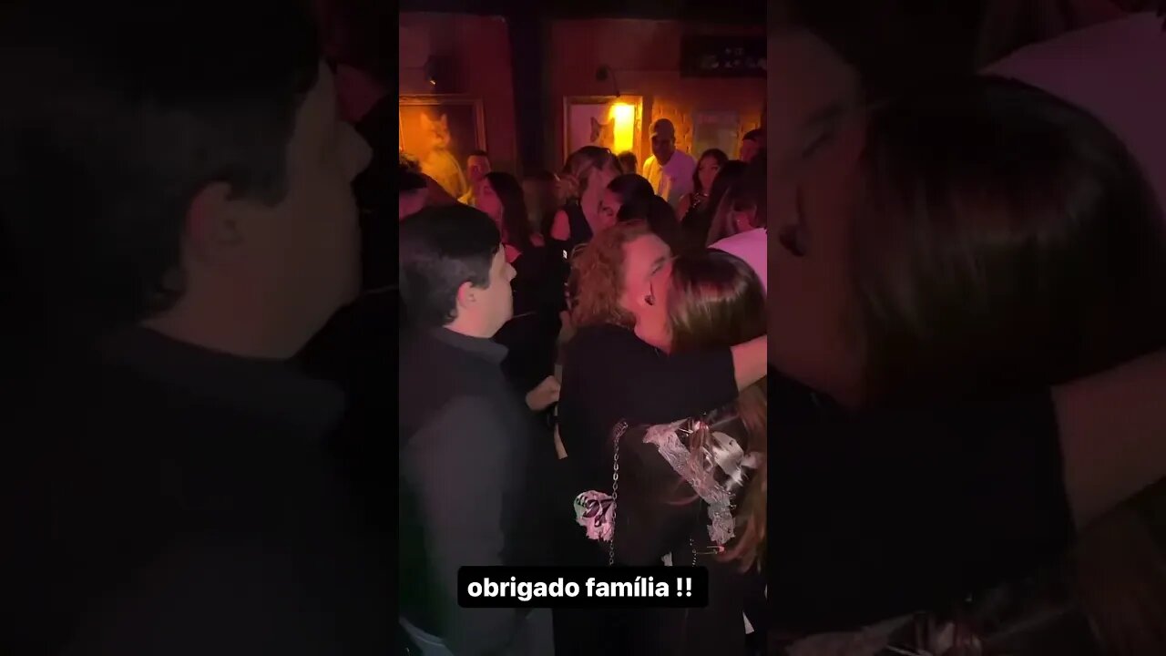 a família da bimbim reunida para dar os parabéns