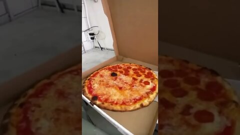 Half cheese half pepperoni | @joespizzala on IG 🍕🇺🇸 #shorts #pizza