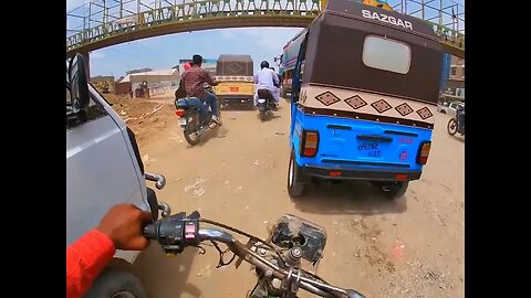 Karachi k police wale aj kal Gareeb awam ki khidmat me masroof 😂 Moto vlog Traffic Sound asmr