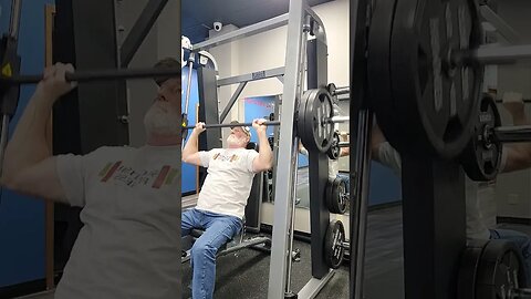 225lbs Shoulders press Smith Machine Monday, Crazy 🤪 old man