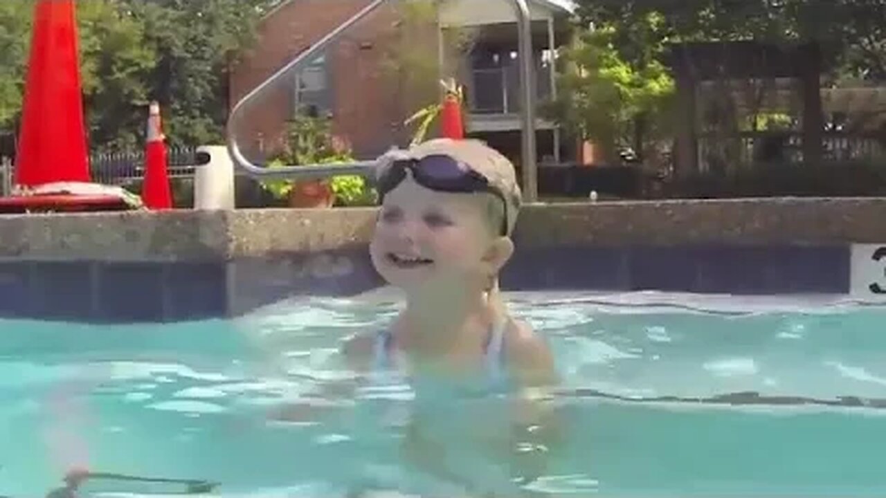 BABY SWIMMING EASILY UNDERWATER