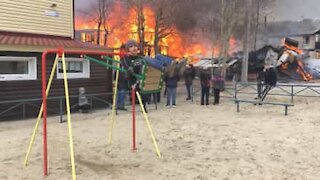 Ce garçon continue à s'amuser alors qu'un incendie fait rage