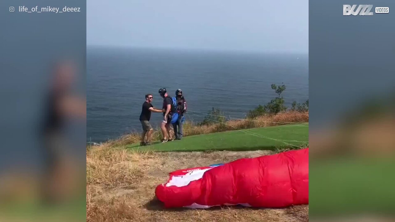 Les rafales de vent mettent en danger ces parapentistes